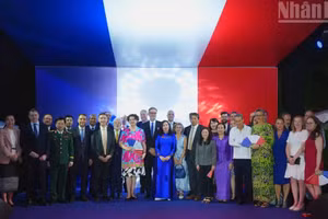 Diplomáticos y representantes de organizaciones se toman una foto conmemorativa durante la recepción.