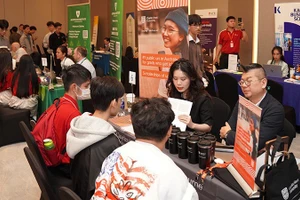 Los estudiantes interactúan con representantes de las principales escuelas australianas. (Foto: Embajada de Australia en Vietnam)