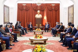 [Foto] Máximo dirigente vietnamita recibe a embajadores y encargados de negocios de países de Asean