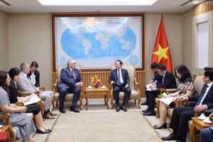 El viceprimer ministro de Vietnam, Ho Quoc Dung, recibe al subdirector general del Organismo Internacional de Energía Atómica (IAEA), Mikhail Chudakov. (Foto: VGP)