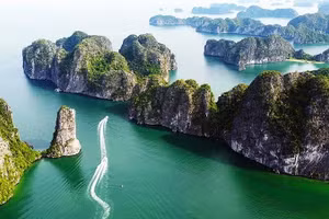 La bahía de Lan Ha posee una topografía singular y paisajes naturales impresionantes.