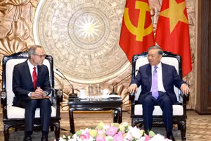 El secretario general del Partido Comunista y presidente de Vietnam, To Lam, y David Zapolsky, vicepresidente sénior y director jurídico y de asuntos globales de Amazon.