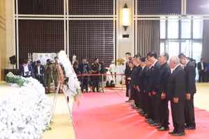 La Asociación General del Pueblo Vietnamita en Laos y la Asociación del Pueblo Vietnamita en Vientián depositan ofrendas florales y guardaron un minuto de silencio en memoria del difunto Presidente de la Asamblea Nacional de Laos, Saysomphone Phomvihane. (Foto: VNA)