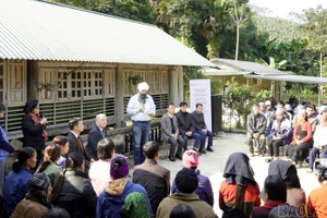 El ministro de Desarrollo Internacional de Canadá, Randeep Sarai, intercambian con locales. (Foto: VNA)