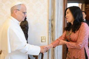 La viceministra de Asuntos Exteriores de Vietnam, Le Thi Thu Hang, y Monseñor Miroslaw Wachowski (Foto: Cancillería vietnamita)