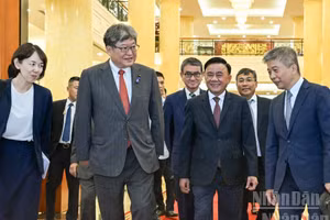 El miembro permanente del Secretariado del Comité Central del Partido Comunista de Vietnam, Tran Cam Tu, recibe al secretario general interino del Partido Liberal Democrático de Japón, Hagiuda Koichi. (Foto: Duy Linh)