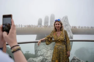 Turistas extranjeros en el puente dorado en Da Nang. (Foto: Sun Group)