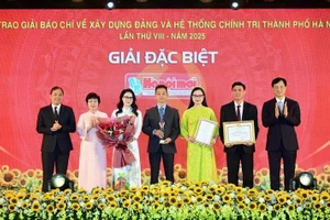 Nguyen Duy Ngoc, secretario del Comité del PCV en Hanói, y Hoang Trung Dung, subjefe permanente de la Comisión de Organización del Comité Central del Partido, entregan el Premio Especial a autores del periódico Hanoimoi.