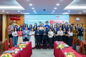 Los delegados y estudiantes de la Academia de Periodismo y Comunicación se toman una foto de recuerdo. (Foto: Hoang Lan)