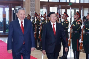 [Foto] Dirigentes vietnamita y laosiana presiden Conferencia para anunciar los resultados del XIV Congreso Nacional del Partido Comunista de Vietnam