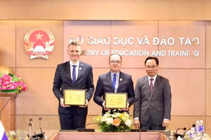 El ministro interino de Educación y Formación de Vietnam, Hoang Minh Son, entrega la placa “Por la causa de la educación” al embajador ruso en Hanói, Gennady Stepanovich Bezdetko, y al consejero de la legación diplomática, Fokin Stanislav.