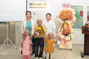 Niños en el día de su alta hospitalaria. (Foto: VNA)