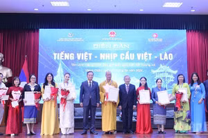 El embajador Nguyen Minh Tam reconoce a individuos y colectivos con destacadas contribuciones a la enseñanza y difusión del idioma vietnamita en Laos.