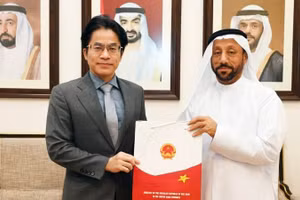 El embajador vietnamita en Emiratos Árabes Unidos, Nguyen Thanh Diep y el presidente de la Cámara de Comercio e Industria de Sharjah, Abdalla Sultan Al Owais.