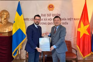 El embajador vietnamita Tran Van Tuan se reúne con el de Cuba, Raúl Delgado Concepción, al iniciar este su misión en Suecia. 