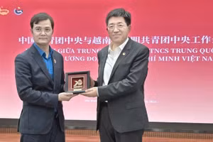 Bui Quang Huy entrega a A Dong un relieve representativo del XIII Congreso Nacional de la Unión de Jóvenes Comunista Ho Chi Minh. 