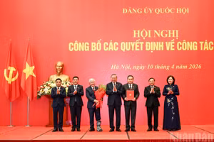 [Foto] Máximo dirigente de Vietnam anuncia decisiones del Buró Político sobre trabajo del personal