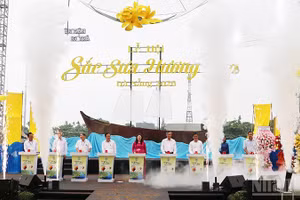 Los delegados presionan el botón para inaugurar el festival.