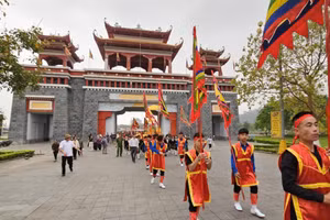 La procesión tradicional avanza hacia la zona ceremonial.
