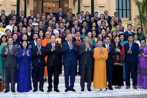 El secretario general del Partido Comunista de Vietnam y presidente del país, To Lam, y asistentes.