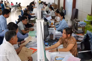 Personas realizan trámites en el centro de servicios integrales de la ciudad de Da Nang. (Foto: VNA)