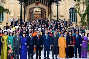 [Foto] Máximo dirigente de Vietnam se reúne con diputados de minorías étnicas 