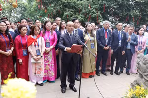 La ceremonia, dedicada a los legendarios fundadores de la nación, estuvo encabezada por Nguyen Trung Kien, presidente del Comité Estatal sobre Vietnamitas en el Extranjero. 
