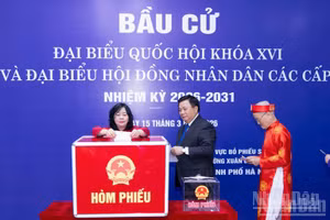 La presidenta del Frente de la Patria de Vietnam, Bui Thi Minh Hoai, emite su voto.
