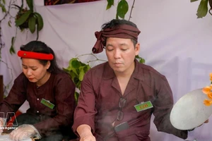 El proceso de elaboración del rollo de arroz al vapor requiere la experiencia y la habilidad del artesano (Foto: VNA)