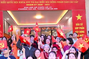 [Foto] Primer ministro de Vietnam ejerce su derecho al voto en las elecciones legislativas