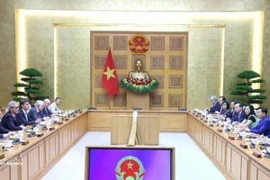 El viceprimer ministro de Vietnam, Tran Hong Ha, sostiene la reunión con la misión de inspección de la Comisión Europea. (Foto: VNA)