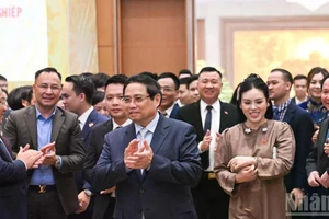 [Foto] Premier de Vietnam dirige conferencia “Las empresas contribuyen al crecimiento de dos dígitos"