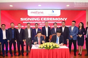 Directivos de Metfone y Air Cambodia firman el Memorando de Entendimiento de cooperación.