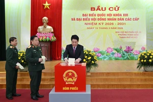 El presidente del país, Luong Cuong, deposita su papeleta en la urna.