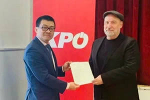 El embajador Vu Le Thai Hoang entrega la carta de agradecimiento del Partido Comunista de Vietnam a Günther Hopfgartner, presidente del Partido Comunista de Austria .