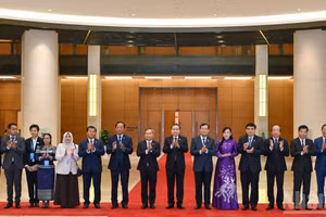 [Foto] Dirigente legislativo de Vietnam dialoga con participantes en Conferencia de Líderes de Ciudades de la Asean