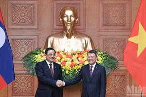 [Foto] Primer ministro de Vietnam dialoga con su homólogo laosiano 