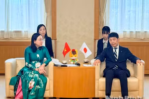 Dinh Thi Lua, subsecretaria del Comité del Partido y presidenta del Comité del Frente de la Patria de Vietnam en Ninh Binh, se reúne con Ichita Yamamoto, gobernador de la prefectura japonesa de Gunma.