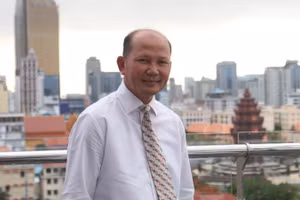 Uch Leang, maestro y director interino del Departamento de Estudios de Asia, África y Oriente Medio del Instituto de Relaciones Internacionales de la Real Academia de Camboya, y presidente de la Asociación de Exalumnos Camboyanos Graduados en Vietnam. (Foto: Huy Vu)