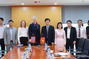 El viceministro de Construcción de Vietnam Le Anh Tuan recibe a la embajadora de Noruega en Hanói, Hilde Solbakken.