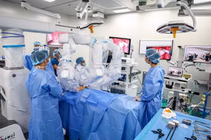 El control remoto elimina ahora las barreras geográficas entre médicos y pacientes, permitiendo que especialistas de Hanói operen a pacientes en Can Tho y viceversa, sin que estos deban desplazarse a los grandes centros médicos.