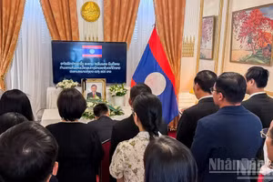 El encargado de negocios interino de la Embajada de Vietnam en Francia, Pham Quang Anh, rinde homenaje a Saysomphone Phomvihane. (Foto: Trung Hung).