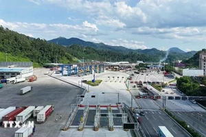 En la puerta fronteriza Youyi Guan-Huu Nghi entre China y Vietnam (Fuente: VNA)