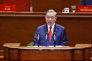 El secretario general To Lam presenta el Informe del Comité Central del XIII mandato del Partido sobre los documentos presentados al XIV Congreso Nacional del Partido. (Foto: VNA)