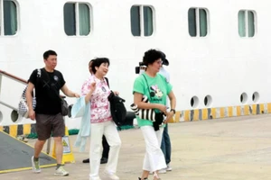 Turistas chinos llegan al puerto internacional de cruceros de Ha Long en la provincia de Quang Ninh. (Foto: VNA)