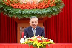 [Foto] Líder partidista de Vietnam sostiene conversación telefónica con presidente de Corea del Sur