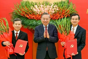 [Foto] Entregan decisión del Buró Político sobre la labor del personal