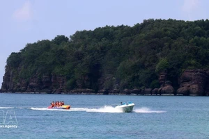 Turistas disfrutan de deportes acuáticos en Phu Quoc (Kien Giang). Foto: VNA.