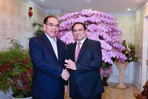 El primer ministro Pham Minh Chinh felicita al ex secretario general del Partido Comunista de Vietnam Nong Duc Manh.