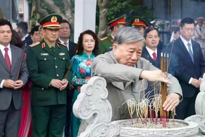 [Foto] Secretario general To Lam honra homenaje a predecesores dirigentes del Partido